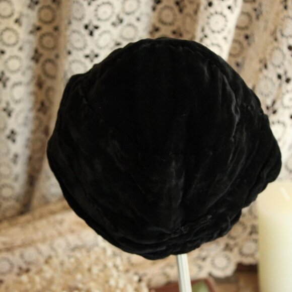 Vintage 1920s Cloche Hat, Black Velvet Southern California Modes Victoria